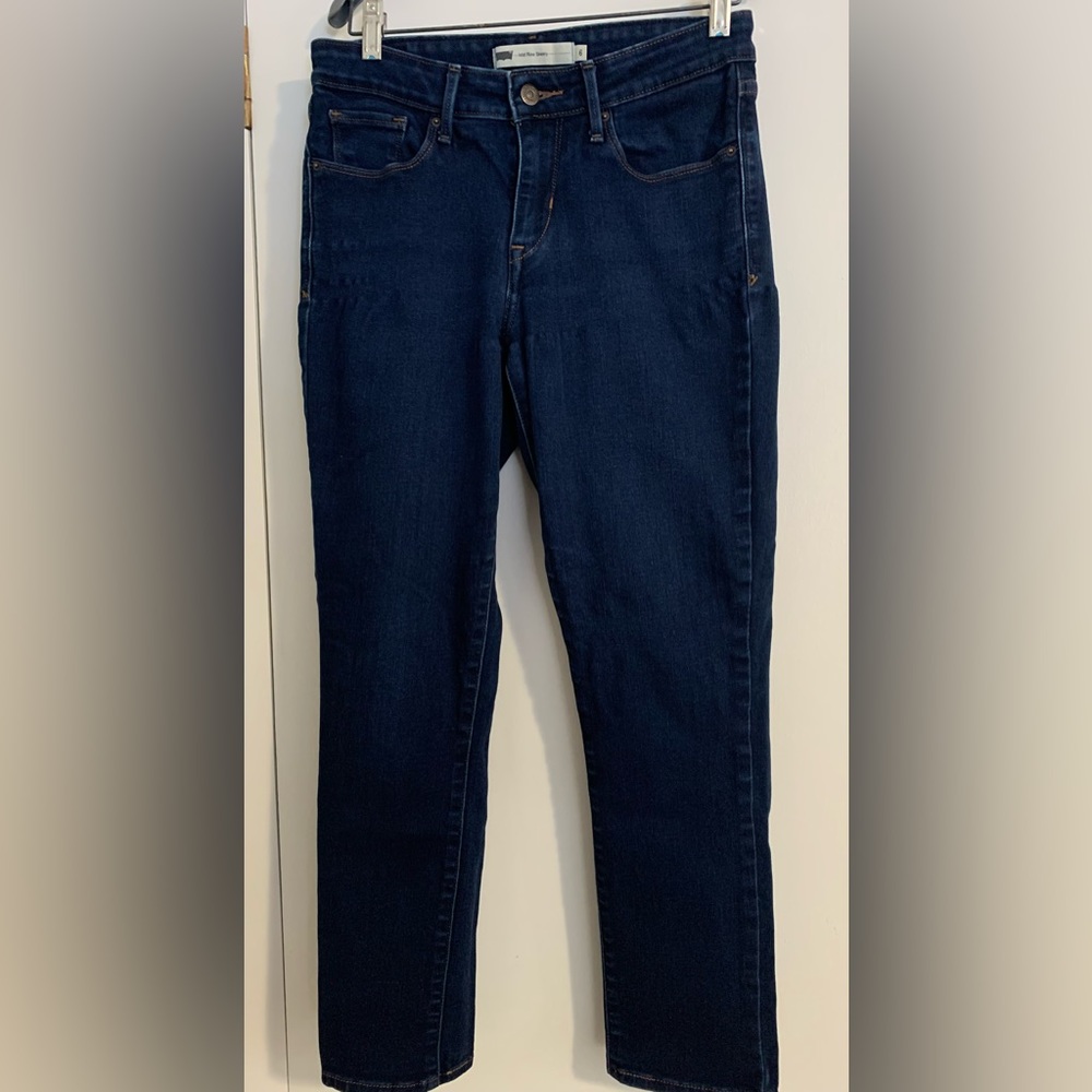 Levi’s dark wash size 28